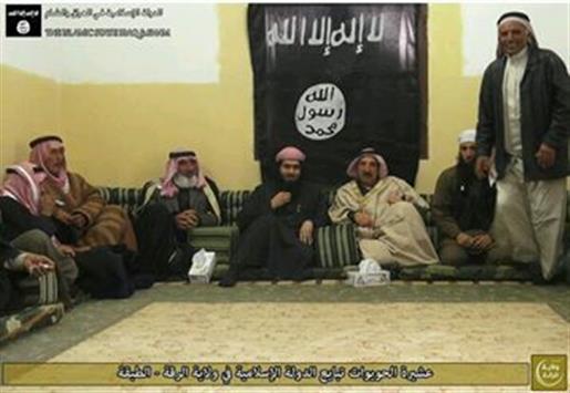 صورة وزعها «داعش» لعشيرة الحويوات في الرقة خلال مبايعتها لزعيم التنظيم