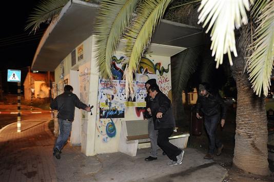 إسرائيليون يهرعون للاختباء بعد إطلاق صفارات الإنذار في سديروت أمس (أ ف ب)