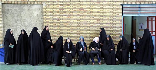 عراقيات تنتظرن للاقتراع في الانتخابات البرلمانية في طهران امس (ا ب ا)
