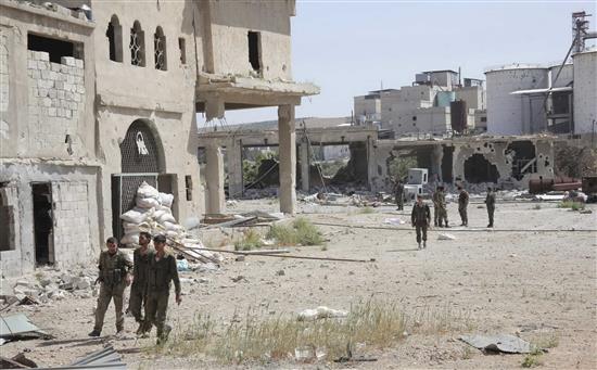 جنود سوريون في منطقة المطاحن في حلب أمس الأول (رويترز)