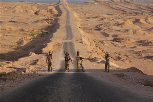 متطوعون في القوات الأمنية العراقية ينتشرون في منطقة صحراوية بين كربلاء والنجف أمس الأول (رويترز)