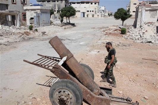 جندي سوري قرب «مدفع هاون» في المدينة الصناعية في الشيخ نجار في حلب أمس (رويترز)
