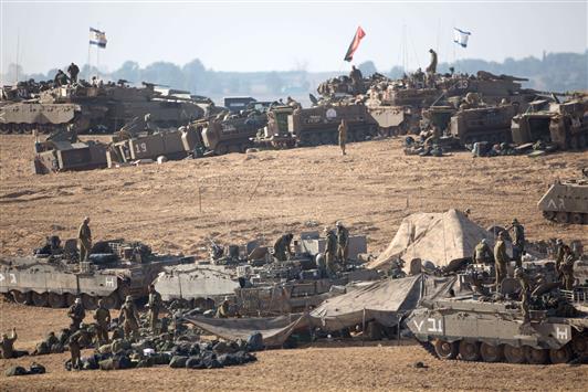تجمع لجنود الاحتلال الإسرائيلي وآلياته على الحدود مع غزة أمس (أ ف ب)