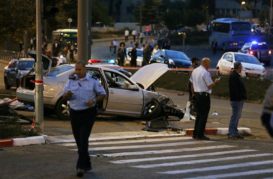 عناصر من شرطة الاحتلال الاسرائيلية في مكان وقوع حادثة الدهس في القدس المحتلة أمس (رويترز)