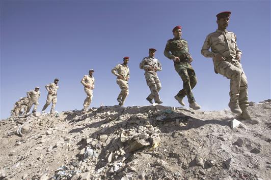 تدريبات لـ «الحشد الشعبي» في مدينة الكوفة، أمس (أ ف ب)