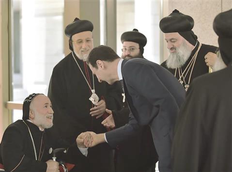 الأسد خلال استقباله أعضاء المجمع المقدس للكنيسة السريانية الأرثوذكسية في العالم في دمشق أمس («سانا»)