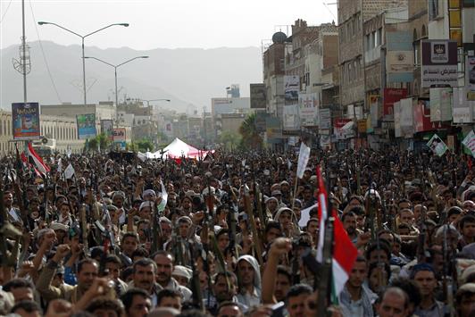 آلاف اليمنيين يتظاهرون في العاصمة صنعاء، أمس (أ ف ب)