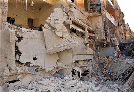 صورة وزعتها وكالة "سانا" امس لمبنى دمر بقصف المسلحين في حي بني زيد في حلب امس الاول (ا ب ا)