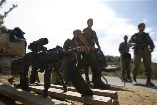 جنود اسرائيليون يغلقون طريقاً في مجدل شمس في الجولان المحتل امس (ا ف ب)