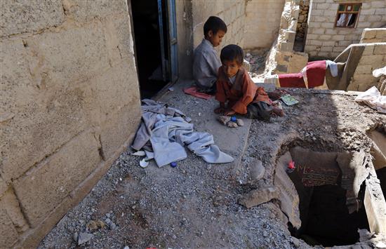 طفلان يمنيان يلعبان وسط الدمار في صنعاء (أ ب أ)