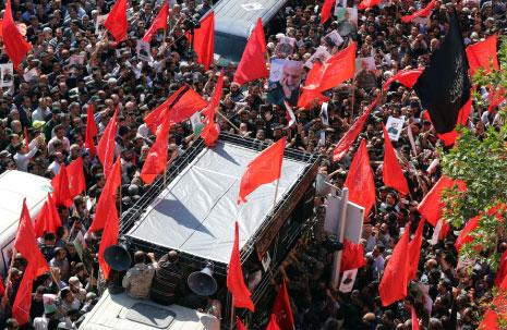 من تشييع العميد حسين همداني في طهران أمس (عطا كناري ــ أ ف ب) 