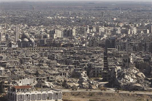 جانب من الدمار في حمص أمس (رويترز)