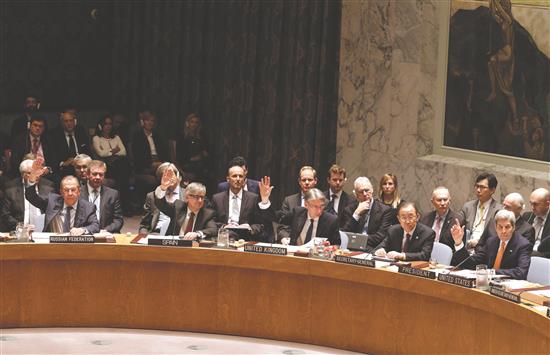 وزراء خارجية دول في مجلس الامن خلال التصويت على القرار بشأن سوريا أمس (ا ب ا)