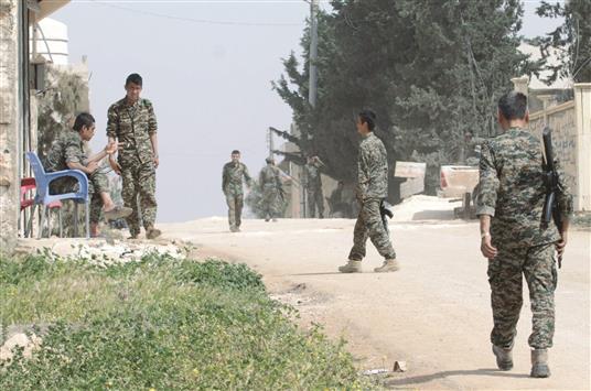 جنود سوريون في بلدة خان طومان في ريف حلب أمس (ا ف ب)