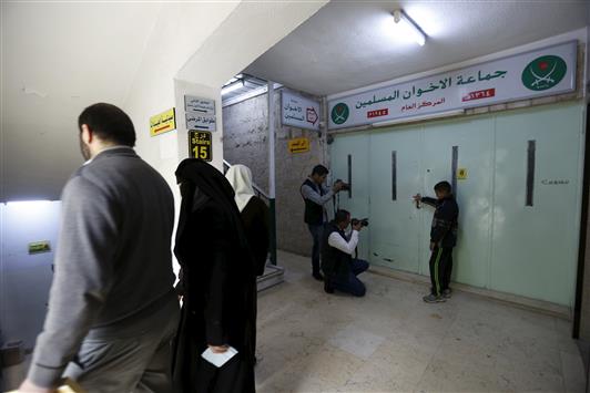 مدخل مقر "الاخوان" مغلقاً في عمان امس (رويترز)
