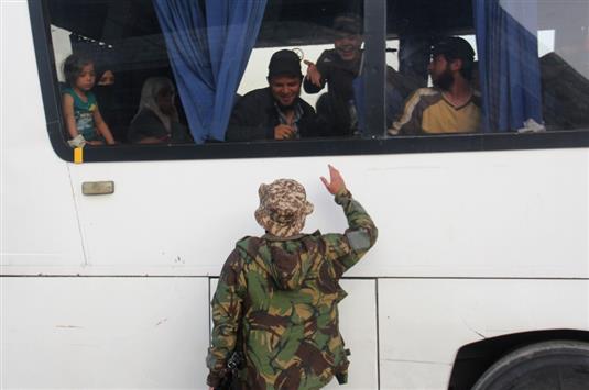 حافلة تنقل محاصرين من الزبداني ومضايا وصلت اليوم إلى إدلب (أ ف ب)