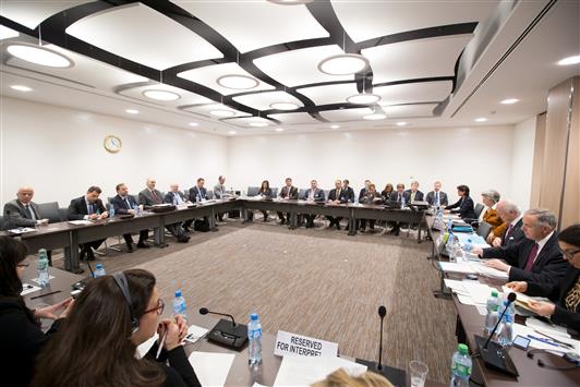 المبعوث الأممي إلى سوريا ستيفان دي ميستورا خلال اجتماعه مع الوفد الحكومي السوري في جنيف أمس (رويترز)