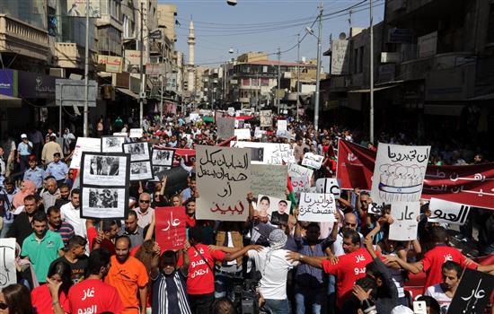 متظاهرون ضد اتفاق الغاز بين الأردن واسرائيل في عمان أمس (أ ب أ)