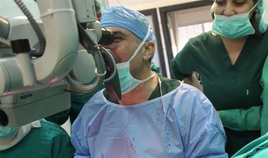 الدكتور أنور الحسنية خلال إجراء العملية