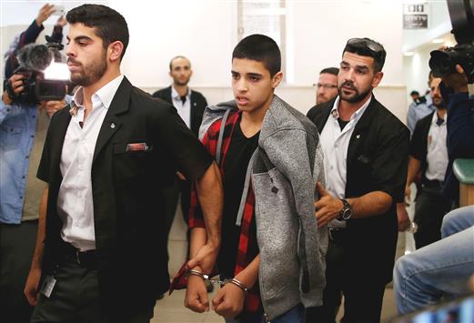 الفتى أحمد مناصرة يخرج من محكمة الاحتلال بعد الحكم عليه بالسجن 12 عاماً بتهمة طعن مستوطنين اثنين في تشرين الأول 2015 (ا ف ب)