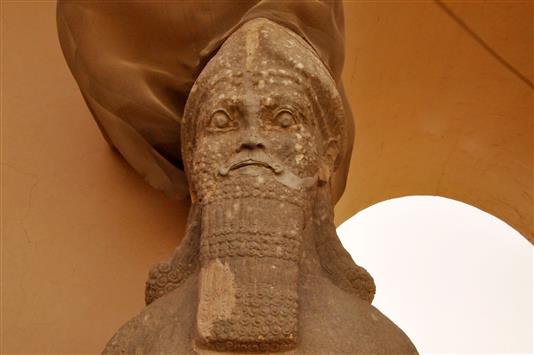 صورة أرشيفية تظهر تمثالاً يعود للحضارة الآشورية في مدينة نمرود التاريخية (أ ف ب)