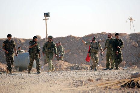 فريق من الخبراء البريطانيين يقدّم استشارات عسكريّة ولوجستيّة لـ«قوّات سوريا الديموقراطيّة» (أ ف ب) 