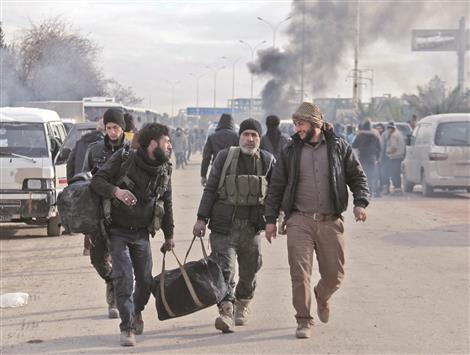 مسلحون غادروا حلب الشرقية يصلون إلى بلدة خان العسل غرب مدينة حلب أمس (أ ف ب)