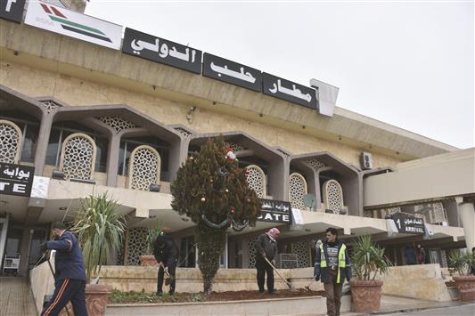 عمال صيانة يجرون إصلاحات اخيرة قبيل اعادة افتتاح مطار حلب الدولي أمس (أ ف ب)