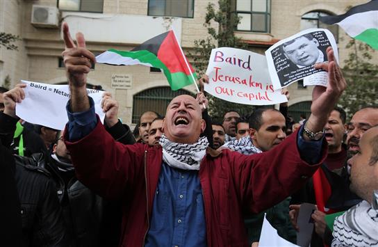 متظاهرون فلسطينيون يحملون الأعلام الفلسطينية خلال تظاهرة منددة بزيارة بيرد إلى الأراضي المحتلة اليوم (أ ف ب)