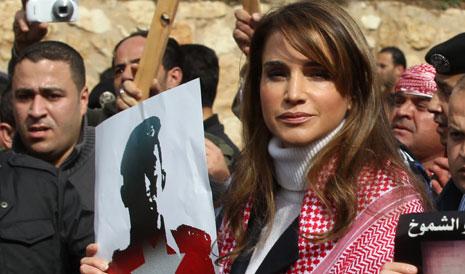 شاركت عقيلة الملك الأردني في مسيرة خرج فيها نحو 8 آلاف شخص تضامناً مع عائلة الكساسبة (أ ف ب)