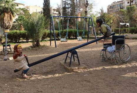 في إحدى حدائق شمالي مدينة حلب قبل أيام (أ ف ب) 