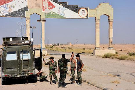 الجيش يؤمّن طريق دير الزور ومحيط مطارهاو «التحالف» يتحرك لمنع دمشق من عبور الفرات