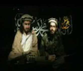 آخر شريط لهمام البلوى ويظهر إلى يمين الصورة مع حكيم الله محسود زعيم طالبان الباكستانية الجديد إلى اليسار