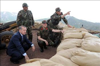 أردوغان ورئيس الأركان إيلكير باشبوغ في موقع عسكري في إقليم هكاري على الحدود مع العراق أمس.