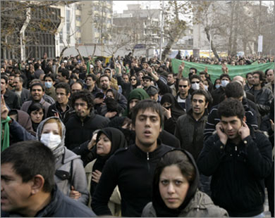 الآلاف من الإيرانيين احتجوا أمس الأحد بعدة مدن