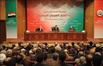 الأسد متوسطاً قدسي (إلى اليمين) والسيد خلال افتتاحه أعمال المؤتمر العام الخامس للأحزاب العربية في دمشق أمس