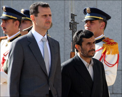 الأسد مستقبلا نجاد في القصر الرئاسي بدمشق في لقاء سابق.