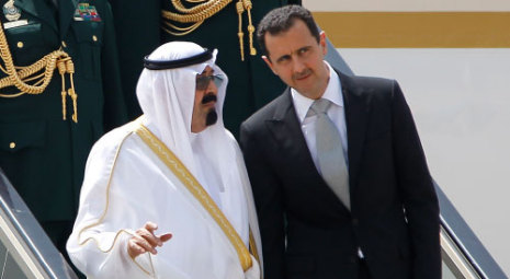 الأسد وعبد اللّه لدى وصولهما إلى مطار رفيق الحريري الدولي أمس.