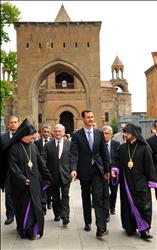 الاسد خلال زيارته الكنيسة الأرمينية الأرثوذكسية قرب يريفان امس