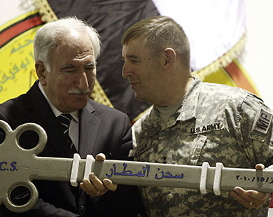 الجنرال جيري كانون يسلم وزير العدل العراقي مفتاح معتقل كروبر.