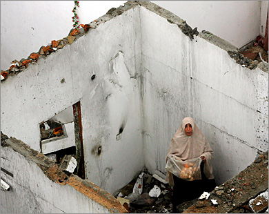 الحصار المفروض على غزة منع الأهالي من إعادة ما هدمته إسرائيل.