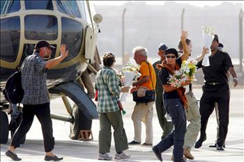 الرهائن المحررون في مطار عسكري في القاهرة أمس.