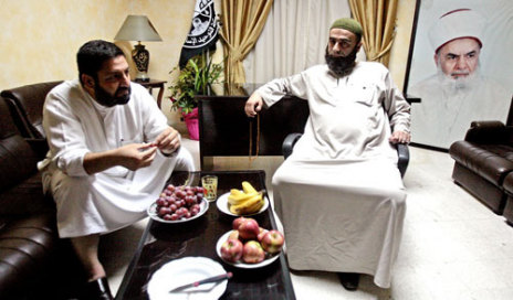 الشيخ بلال سعيد شعبان (الأول إلى اليسار) في مكتبه بابي سمرا