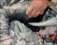 جثة طفل فلسطيني انتشلت من تحت الأنقاض