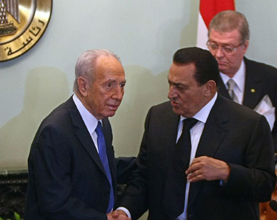 حسنى مبارك وشمعون بيريز خلال لقائهما بالقاهرة في تموز الماضي