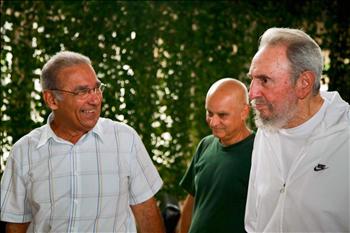صورة لكاسترو وزعت أمس خلال زيارته للمعهد