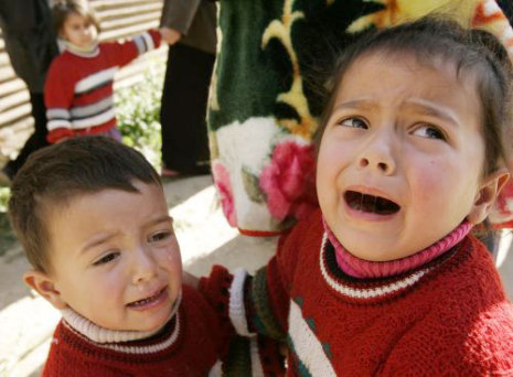 طفلان فلسطينيان خلال تشييع أحد شهداء «حماس» في غزّة أمس