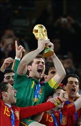قائد إسبانيا كاسياس يحمل كأس العالم بين لاعبيه
