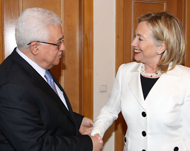 كلينتون أقنعت عباس بالمشاركة بالمفاوضات بعد وعود بشأن الاستيطان.