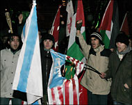 متظاهرون أتراك يحرقون العلمين الأميركي والإسرائيلي.
